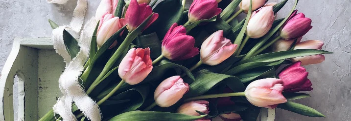 Tulpenstrauß in Holzkiste